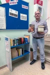 01_ Luca Comunello dona libros y estanterías para el bookcrossing en Cassola (Vi)