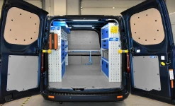 01_Aménagement sur Ford Custom pour installateur portes et fenêtres avec meubles et accessoires Syncro
