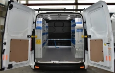 01_Aménagement Syncro sur Ford Custom avec meubles sur les parois latérales