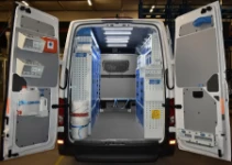 01_Crafter VW pour la manutention d’appartements avec meubles sur  les deux parois et accessoires