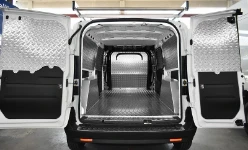 01_Fiat Doblò avec revêtement complet en aluminium strié