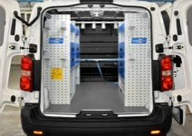 01_Jumpy avec rayonnages, tiroirs et accessoires d’arrimage