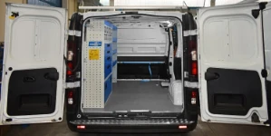 01_Nissan NV300 avec équipements Syncro uniquement sur paroi de gauche