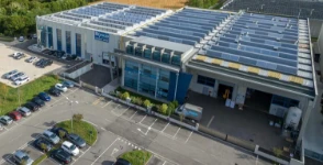 01_Surface de modules photovoltaïques sur le toit de Francom à Cassola (Vi) 