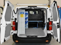 01_Toyota Proace avec aménagement sur un seul côté et barre porte-bagages sur le toit