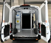 01_Transit Ford avec ameublement et barres verticales arrimage chargement Syncro pour installateurs portes et fenêtres