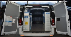 01_Vito Mercedes avec aménagement sur les deux parois pour installations électriques