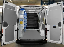 01_Volkswagen Crafter avec étagères de rayonnage et accessoires pour plâtrier