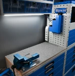 01_Zone atelier d’un fourgon aménagé par Syncro System avec porte-attaches