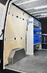 022_Paroi de gauche de Sprinter avec meuble contre la paroi séparation cabine
