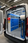 02a_Paroi de gauche Maxus Deliver9 avec étagères ouvertes et fermées et tiroirs transparents (exemple 2)