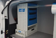 02_Côté gauche Doblò avec tiroirs métalliques et étagères, ouvertes et avec porte