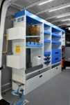 02_Crafter avec vasque étanche en inox, porte-valises et étagères spéciales