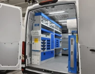 02_Daily avec paroi de gauche équipée par Syncro avec conteneurs transparents et en plastique