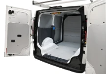 02_Détail paroi et porte de gauche KIA PV5 2026 avec protections Syncro pour fourgon