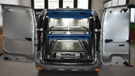 02_Fourgon pour pompes funèbres vétérinaires avec portes et glissière porte-cercueil Syncro System
