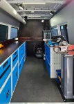 02_Laboratoire mobile dans le Sprinter réalisé avec meubles Syncro
