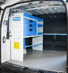 02_Paroi de gauche Caddy avec tiroirs, étagères, dispositif arrimage valises universel