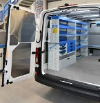 02_Paroi de gauche Crafter avec étagères, tiroirs et accessoires d’arrimage Syncro