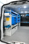 02_Paroi de gauche Custom avec conteneurs divers, porte-étau coulissant, dispositif arrimage valises automatique