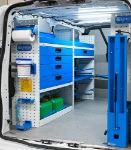 02_Paroi de gauche Custom avec tiroirs, étagères, dispositif arrimage valises, porte-jerrycans