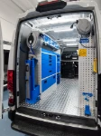 02_Paroi de gauche Daily avec tiroirs, petite armoire, valises et accessoires Syncro