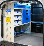 02_Paroi de gauche de Courier avec conteneurs et vasque amovibles, tiroirs et dispositif arrimage valises (1)