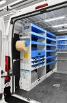 02_Paroi de gauche de Ducato avec étagères de rayonnage, vasques porte-valises et accessoires