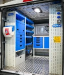 02_Paroi de gauche de Ducato avec tiroirs, étagères et vasque étanche