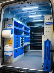 02_Paroi de gauche de MAN TGE pour portails avec étagères, tiroirs et accessoires.