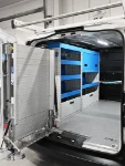 02_Paroi de gauche de Scudo pour nettoyage aménagée avec étagères et rampe de chargement