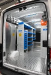 02_Paroi de gauche de Transit avec tiroirs, étagères, systèmes d’arrimage Syncro
