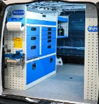 02_Paroi de gauche de Vito avec tiroirs, étagères et porte-étau coulissant 