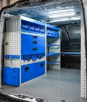 02_Paroi de gauche de Volkswagen Transporter pour plombier avec tiroirs, étagères, dispositifs d’arrimage des valises