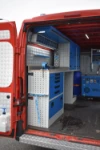 02_Paroi de gauche du véhicule utilitaire avec établi et étagères ouvertes et fermées