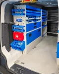 02_Paroi de gauche Kia PV5 avec tiroirs, porte-valises, accessoires pour fourgons (1)