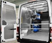 02_Paroi de gauche Man TGE avec revêtements en aluminium strié Syncro System