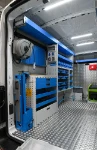 02_Paroi de gauche Transit avec zone de travail et valises pour outils et visserie