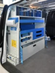 02_Paroi de gauche Vito avec accessoires, étagères, tiroirs, vasques porte-valises