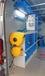 02_Paroi gauche de Fiat Ducato avec cablages, tableau électrique, plan de travail, enrouleur de câble et tube.