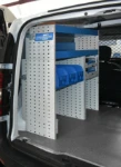 02_Paroi latérale avec boites en plastique, porte-valises et étagères sur Dokker