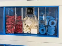 02_Tiroir transparent divisé en trois parties identiques avec séparateurs métalliques