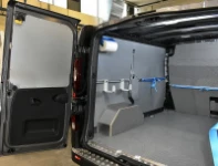 02_Vivaro avec systèmes arrimage pour marchandises et matériels