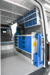 03 Paroi de droite Sprinter avec établi, tiroirs et porte-étau
