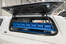 03_Accès aux conteneurs en plastique depuis porte latérale gauche