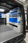 03a_Paroi de droite Sprinter avec compartiments fermés avec porte et conteneurs transparents