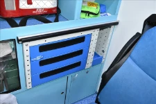 03_Bloc Syncro Ultra avec tiroirs et rayonnage sur ambulance déjà aménagée