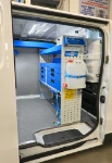 03_Cloison séparation cabine avec tiroirs métalliques, étagères et accessoires de nettoyage Syncro