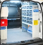 03_Conteneurs transparents sur Ford Connect pour plombier