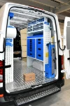 03_Crafter avec porte-étau rabattable et de nombreux espaces conteneurs pour plateformes aériennes